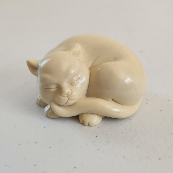 Vintage 1986 NETSUKE CAT The Franklin Mint Curio Cabinet Collection Cat Figurine - Picture 1 of 5